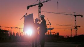 工程师看建筑图纸搞建设