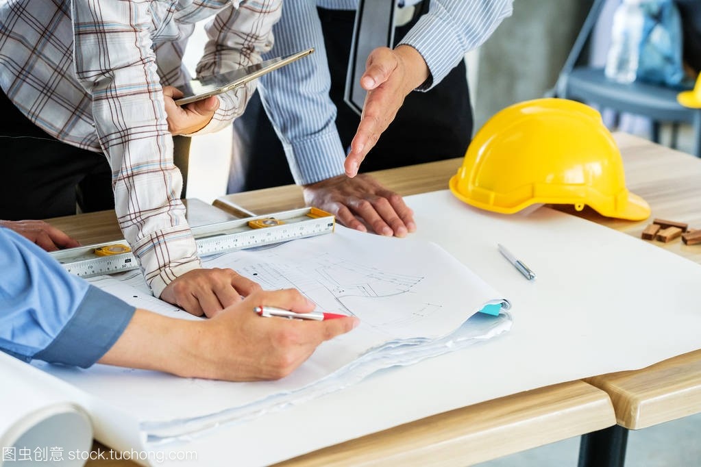 一群工程师正在看建设蓝图
